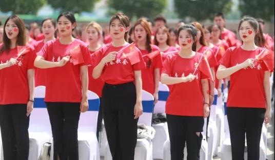 做白色的牛奶，創(chuàng)紅色的企業(yè)，花花牛乳業(yè)集團(tuán)青春歌會慶祝建黨100周年