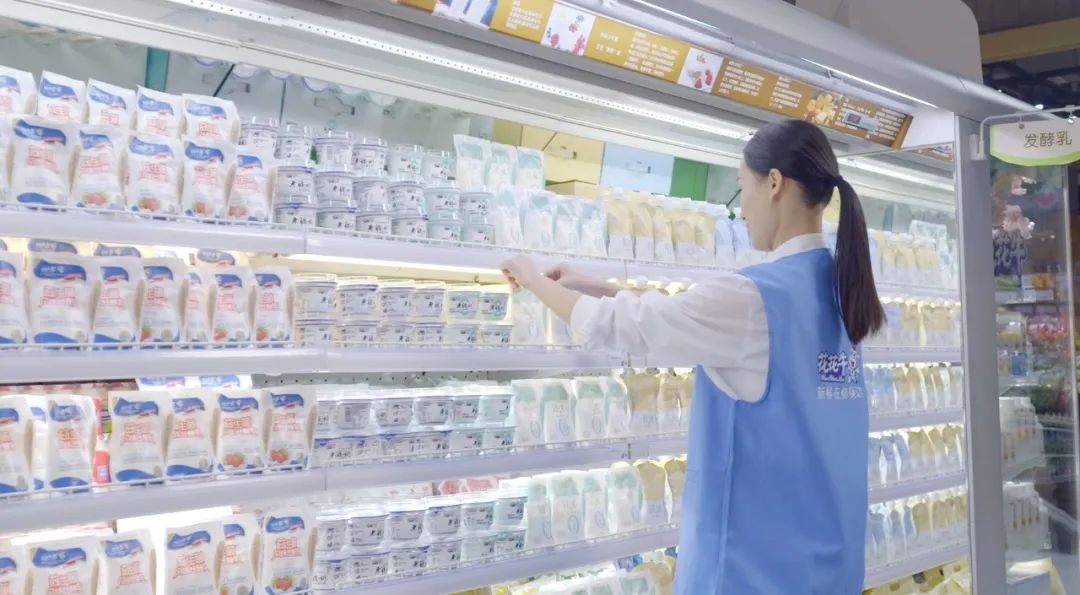 點(diǎn)贊！河南日?qǐng)?bào)要聞02版——報(bào)道花花牛乳業(yè)集團(tuán)鄭州分公司乳制品生產(chǎn)場(chǎng)景，彰顯花花牛乳業(yè)集團(tuán)發(fā)展新活力