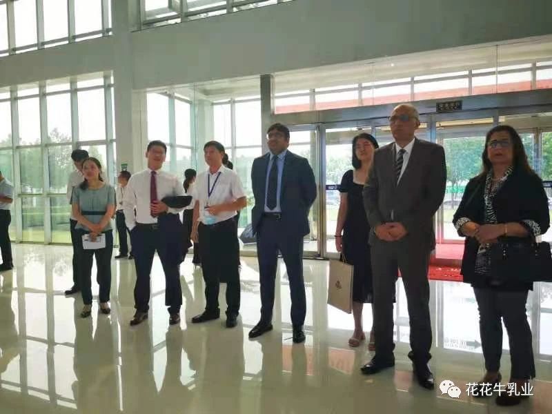 巴基斯坦駐華大使莫因·哈克 蒞臨花花牛乳業(yè)集團(tuán)參觀訪問