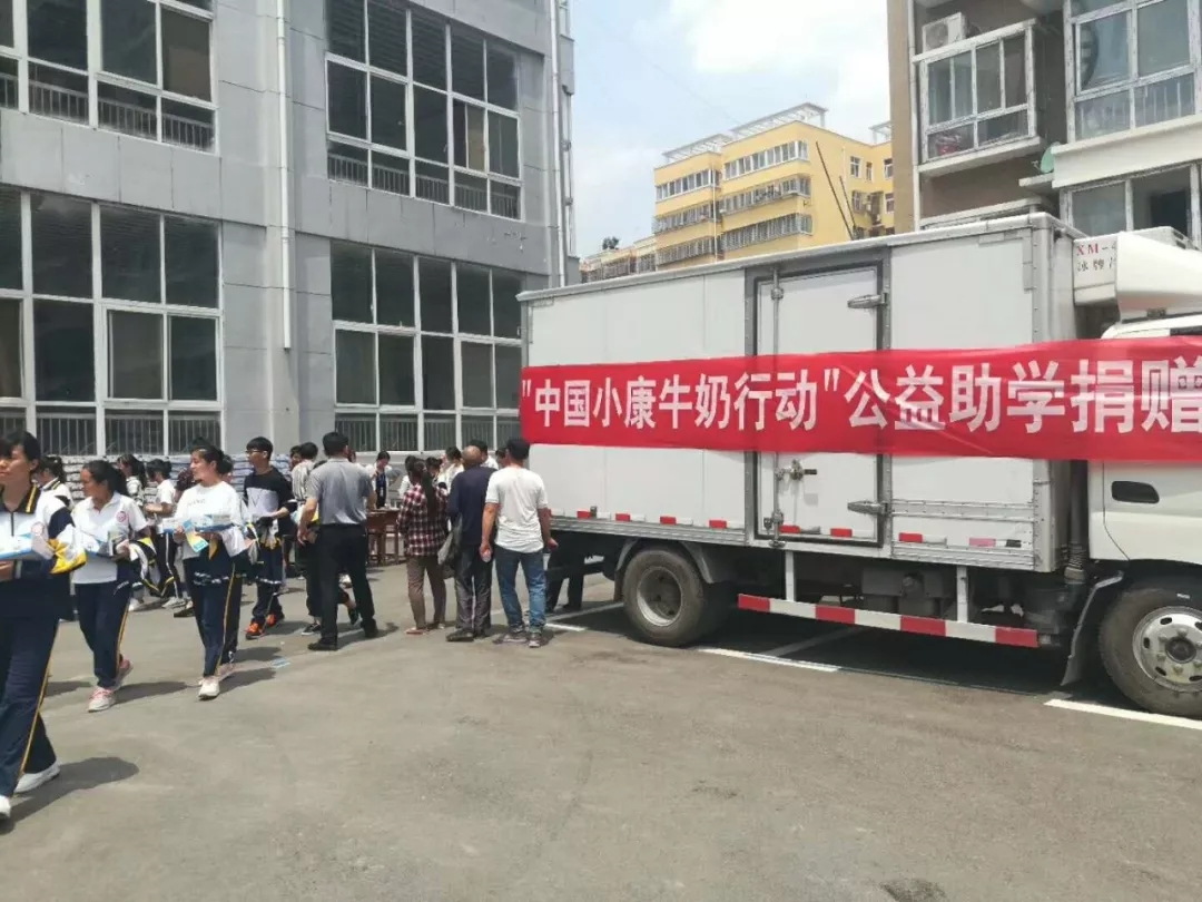 花花牛|捐助教育100萬元！做公益，我們是認真的！