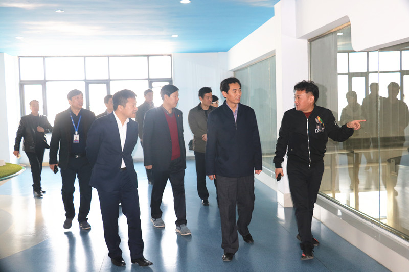 封丘縣縣長王獻(xiàn)臣一行蒞臨 花花牛集團(tuán)養(yǎng)殖、乳品事業(yè)部參觀調(diào)研