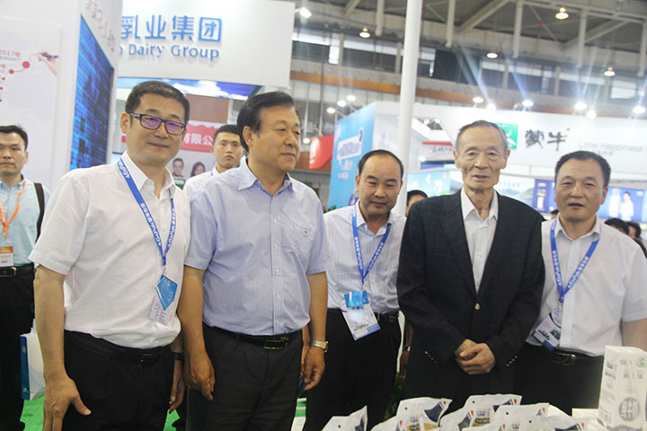 花花牛亮相第八屆中國(guó)奶業(yè)大會(huì)，又獲農(nóng)業(yè)部長(zhǎng)一聲贊！