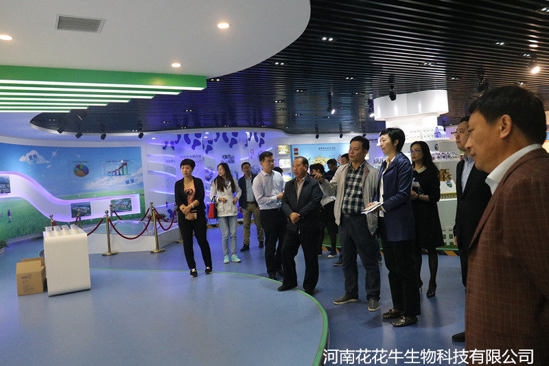 鄭州市二七區(qū)區(qū)委、統(tǒng)戰(zhàn)部部長(zhǎng)王玉紅蒞臨花花牛生物科技有限公司參觀指導(dǎo)