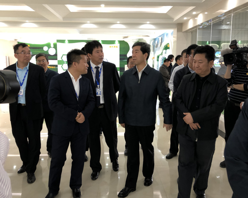 河南省委副書(shū)記、省長(zhǎng)陳潤(rùn)兒一行蒞臨 花花牛集團(tuán)魯山瑞亞牧業(yè)有限公司視察調(diào)研