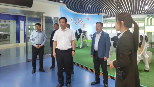 鄭州市人民檢察院黨組書(shū)記、代檢察長(zhǎng)張道偉一行蒞臨河南花花牛乳業(yè)集團(tuán)參觀調(diào)研